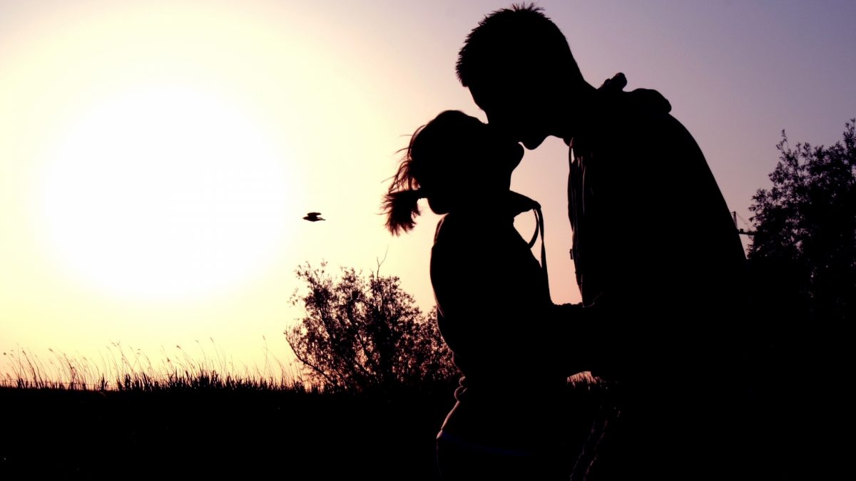 couple-shadow-sunset-kissing-1200x675
