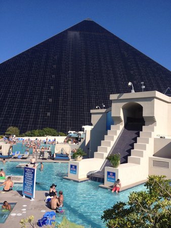 pool-area-at-the-luxor