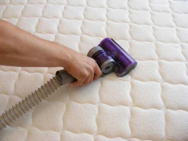 vacuuming-mattress-640x480