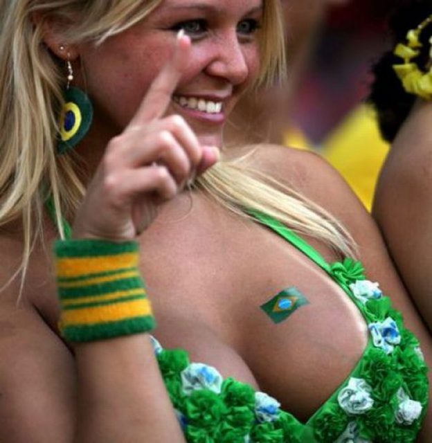 A Brazilian soccer fans dances during a training session of Brazilian team in Offenbach June 8, 2006. WORLD CUP 2006 PREVIEW REUTERS/Michael Dalder (GERMANY)