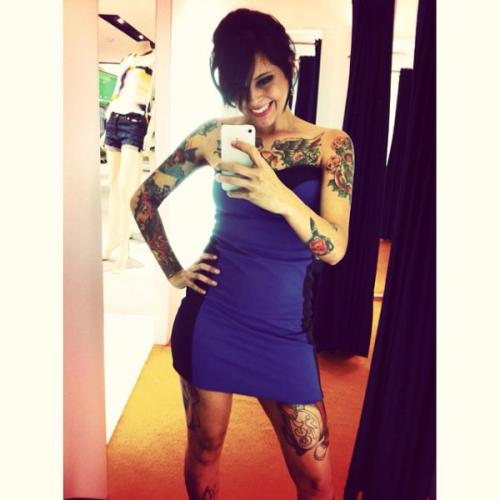 23878-selfie-woman-tattoo_large