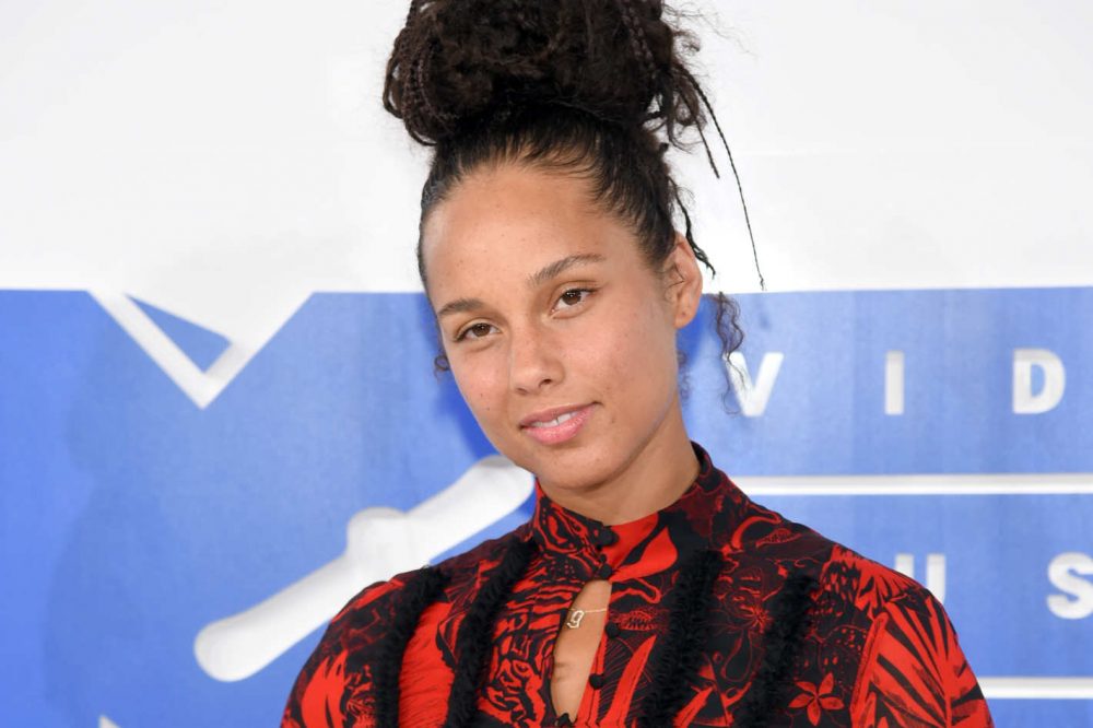 Alicia Keys Hit the VMA Red Carpet with Zero Makeup On