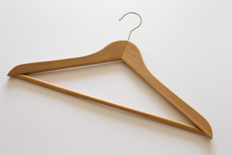 clothes-hanger-429279_1920-760x507