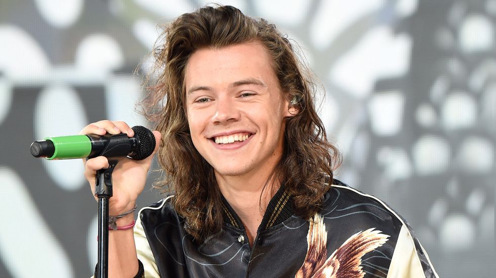 Harry Styles Posts 3 New Pictures And Has the Internet Freaking Out