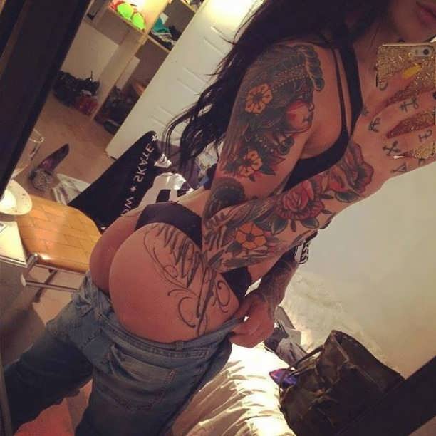 tattoo_selfie_girl