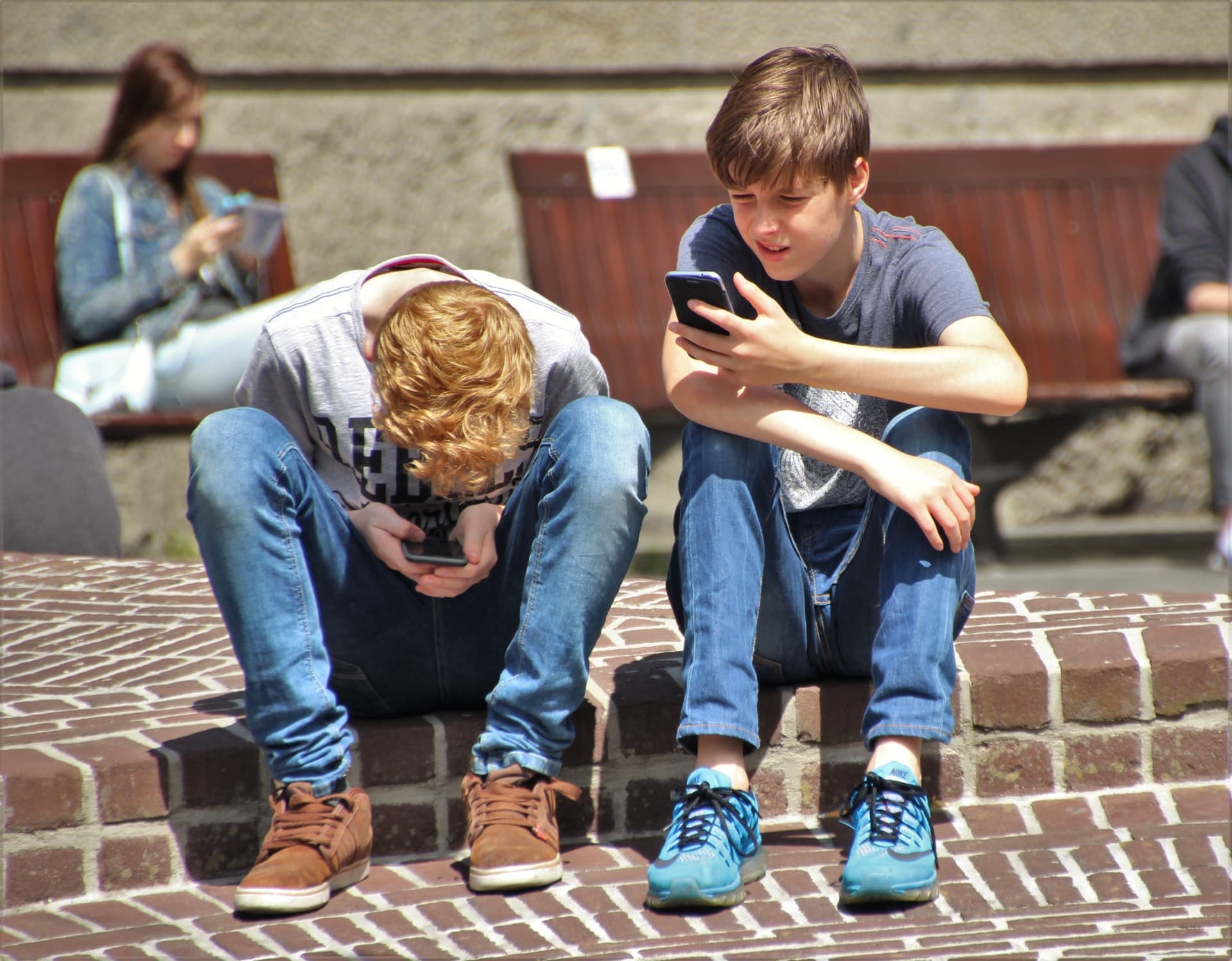 5 Reasons Why Parents Should Monitor Their Kids' Phone